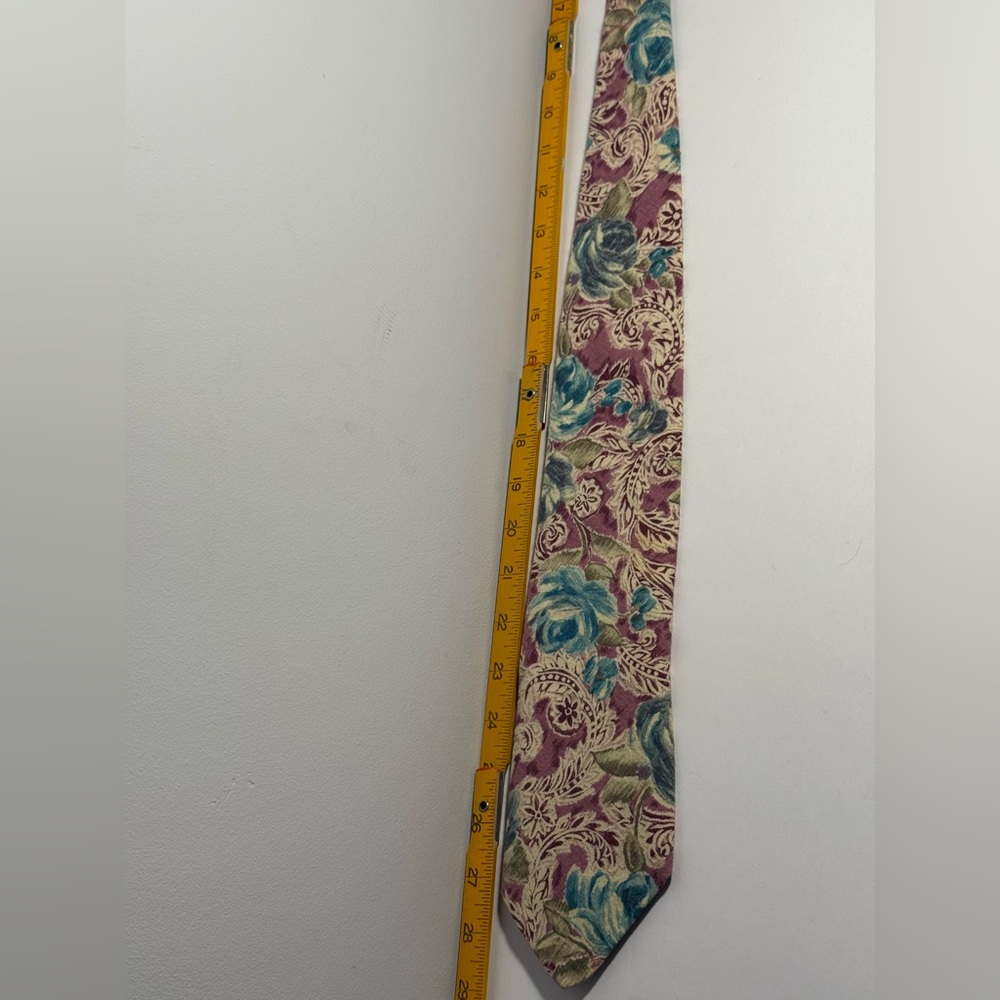 Vintage cotton tie
Moore’s